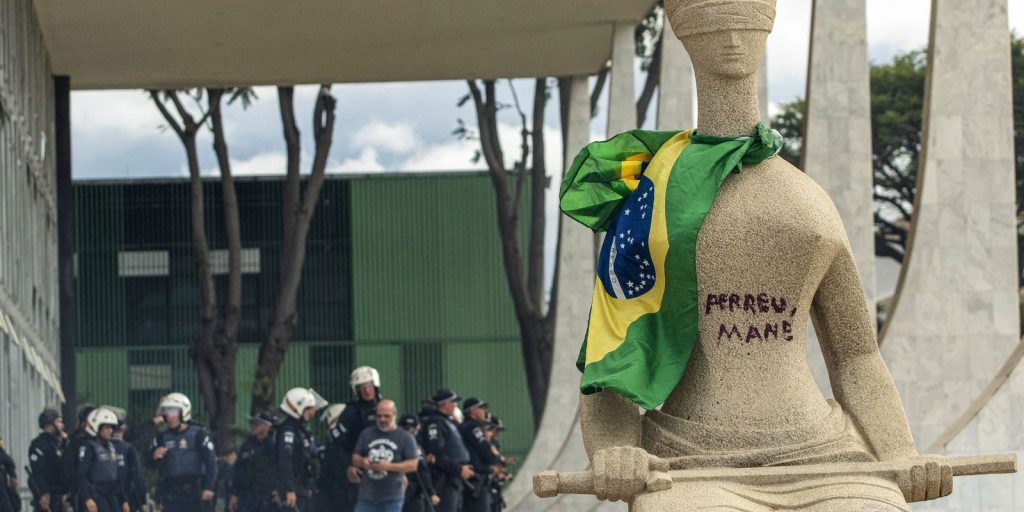 mulher-que-pichou-estatua-do-stf-deixa-prisao