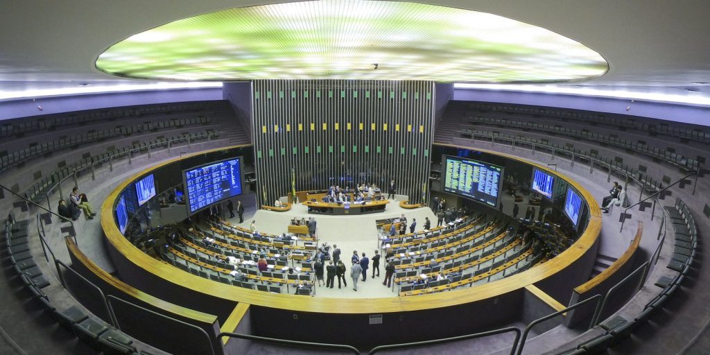 especialistas-veem-manobra-juridica-em-decisao-da-camara-sobre-golpe