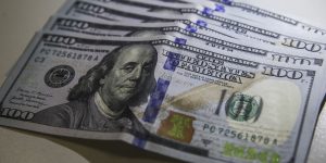 dolar-cai-para-r$-5,66-apos-suspensao-de-tarifas-de-trump