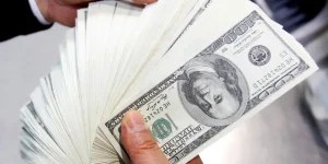 dolar-cai-para-r$-5,57-e-fecha-no-menor-valor-em-8-meses