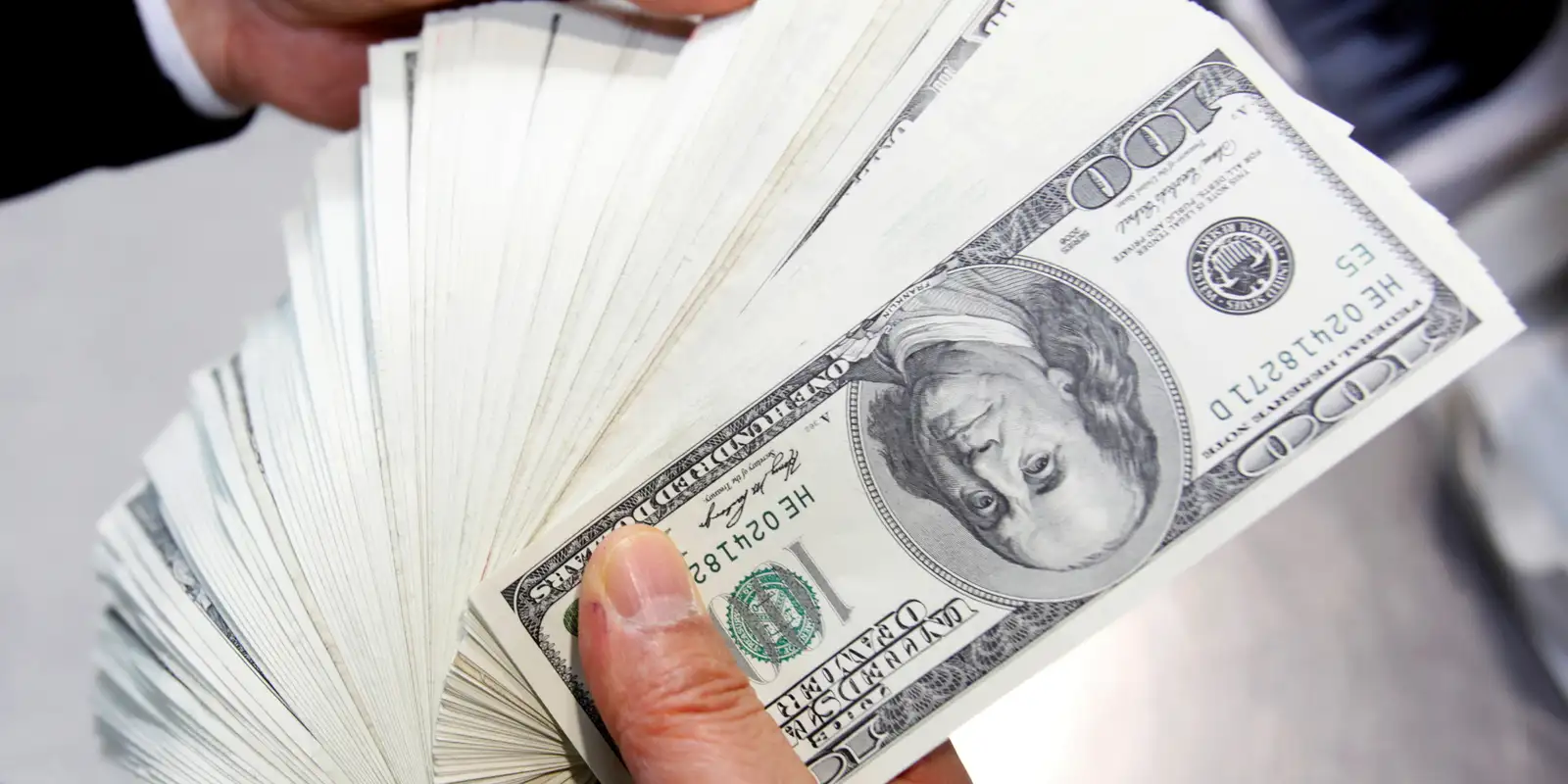 dolar-cai-para-r$-5,57-e-fecha-no-menor-valor-em-8-meses