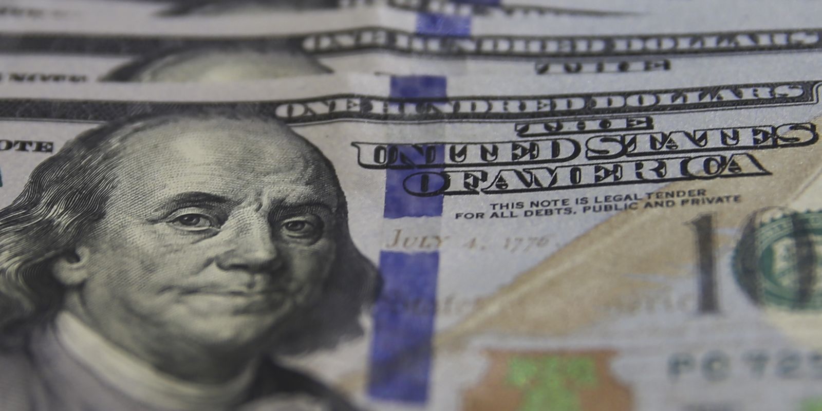 dolar-inicia-a-semana-em-queda-e-fecha-a-r$-5,56
