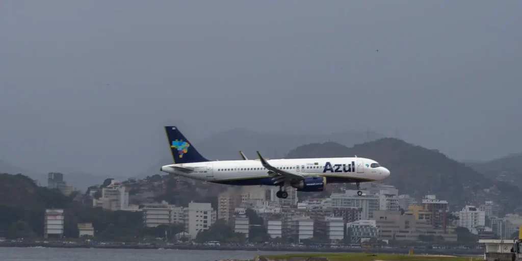 avioes-quase-batem-durante-taxiamento-no-aeroporto-internacional-de-sp