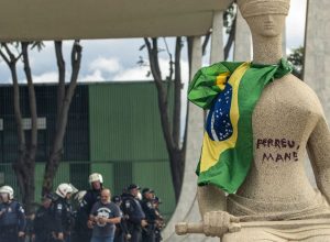 mulher-que-pichou-estatua-do-stf-deixa-prisao