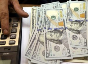 dolar-sobe-para-r$-5,71-apos-ameacas-de-trump-a-china
